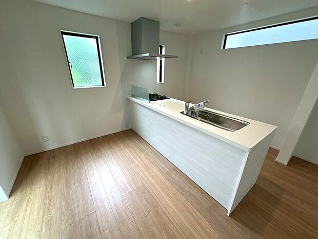 【◆キッチン】同仕様施工例写真になります。同仕様の完成現場をご覧いただく事が出来ます。また、ショールームにてプレゼンテーションもさせていただきます。お客様によりご安心いただける様、サポートさせていただきます。