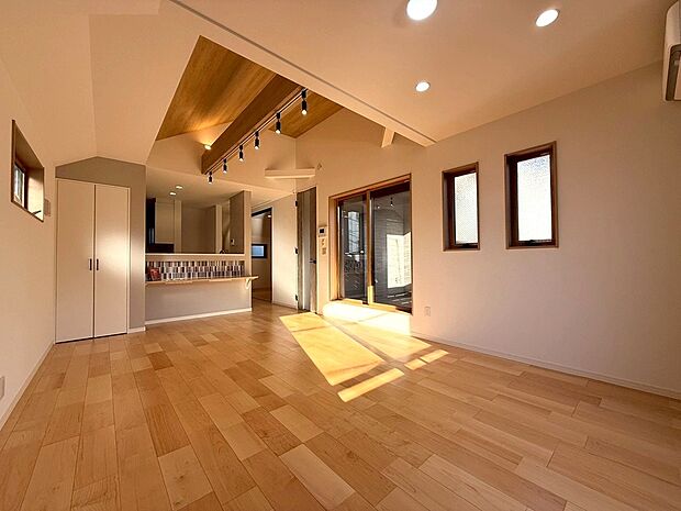 【◆LDK】暮らしの中心となるLDKは20帖を確保しております。天井高さもしっかり確保されておりますので実際の帖数よりもかなり広くご体感いただけます。自然と集い触れ合える場所になります。