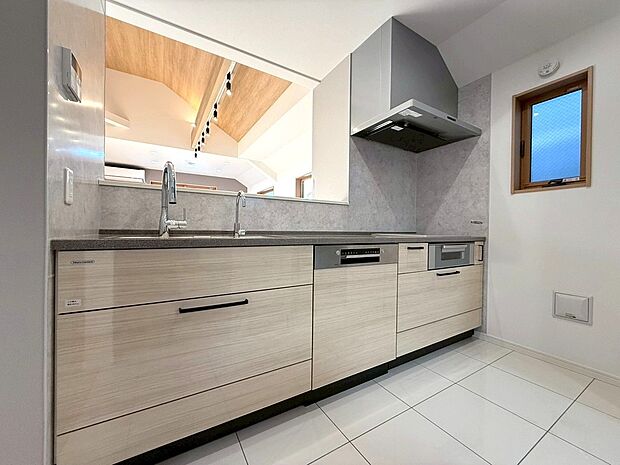 【◆キッチン】2.55サイズのI型システムキッチンになります。先進のシステムキッチンを採用しておりますので各種多彩な設備を搭載しております。毎日のお料理作りが快適になります。