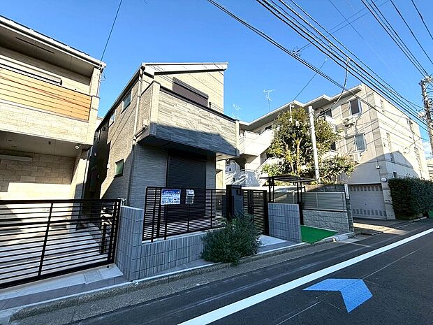 【◆外観】綺麗な青空から降り注ぐ温かい陽光をたっぷり取り込めるお家になります。南道路約6.2m公道に面した好立地条件だからこそ叶います。