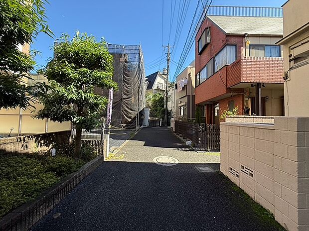 【◆前面道路】前面道路は車両通行も少なく、小さなお子様やご高齢の方々にもご安心いただけます。夜間も明るく女性の方々にもご安心いただけます。