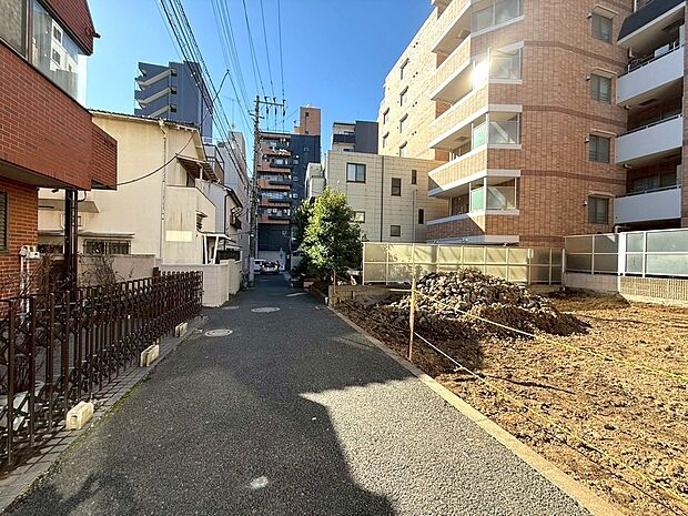 【◆前面道路】前面道路は車両通行もほとんど無い為、お車の出し入れもストレスなく出来ます。(車種によっては切り返しが必要になる場合もございます事でご了承くださいませ。)
