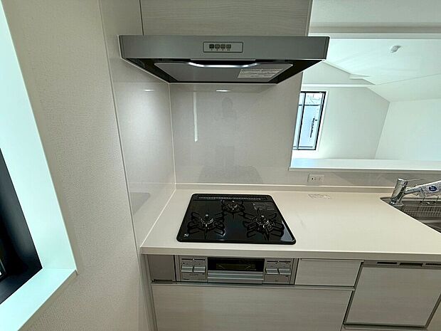 【◆ガスコンロ】お料理作りが捗る3口ガスコンロになります。熱や傷に強いトップを採用する事でお掃除がとても便利になります。