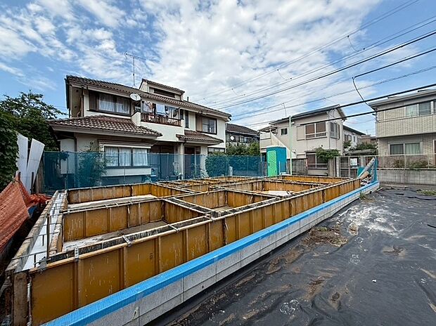 【◆現地】道路に面した綺麗な整形地のお土地に全3棟の誕生です。接道間口もしっかり確保したお家になりますので、建ち上がりは重厚感溢れるお家になります。