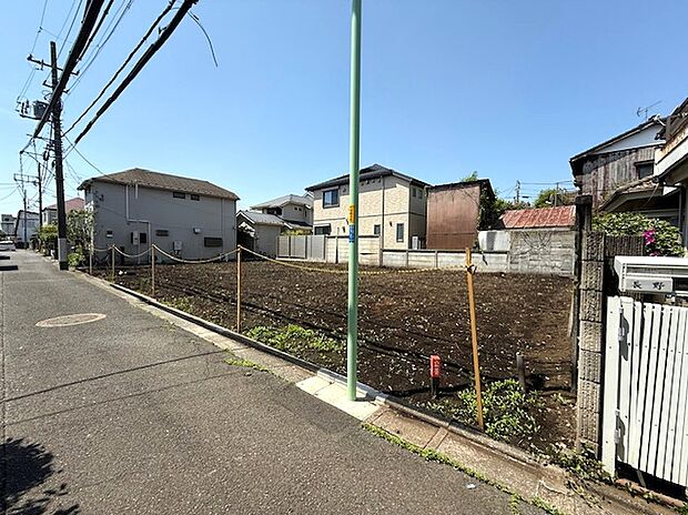 【◆現地】道路に面した綺麗な整形地のお土地に全3棟の誕生です。接道間口もしっかり確保したお家になりますので、建ち上がりは重厚感溢れるお家になります。