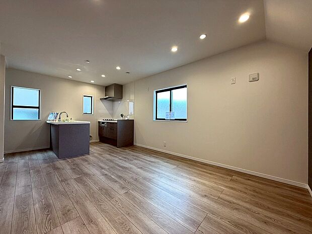 【◆LDK】暮らしの中心となるLDKは明るく心地良い空間です。同フロアに水廻りを集約させる事で一日の家事動線が便利になります。