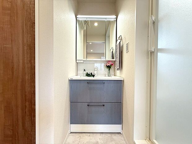 【◆洗面化粧台】機能美と実用性を兼ね備えた先進の洗面化粧台になります。3面鏡と一体となったキャビネットは収納力もUPしております。