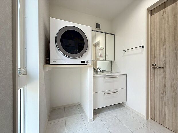 【◆洗面化粧台】実用性と機能美を兼ね備えた先進の洗面化粧台になります。耐水性や撥水性にも優れた仕様、3面鏡と一体となったキャビネットは収納力もUPします。