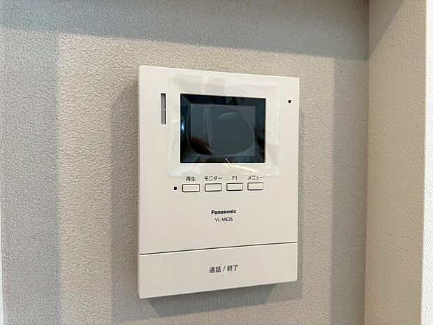 【◆モニター付インターホン】「モニター付インターホン」はドアを開ける前に訪問者の顔を確認できます。不審者や無用なセールスだった場合に玄関を開ける必要がなく、防犯性を向上してくれます。