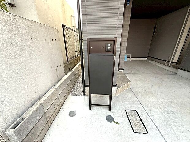 【◆宅配ボックス】不在時でも荷物が受け取れ、再配達依頼の手間が省ける宅配ボックスは、忙しい現代人のニーズに合った便利な設備です。