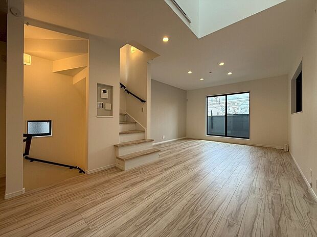 【◆LDK】一日の中で多くの時間を過ごすリビングだからこそ、いつも穏やかな空間を。窓外から差し込む温かい陽光をたっぷり取り込める設計です。プライベートも充実した快適なリビング空間です。