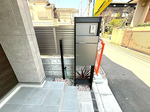 【◆宅配BOX】留守中の荷物の受渡しがとてもスムーズになる大型宅配BOX付きです。大切な荷物はダイヤルロックでしっかり管理出来ます。