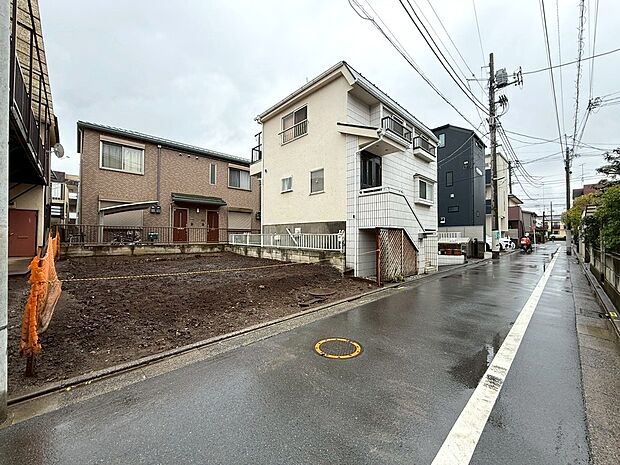 【◆現地】前面道路は車両通行も少なく、お車の出し入れもストレスを感じる事なくスムーズに出来ます。