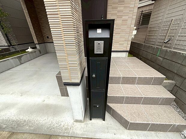 【◆宅配BOX】玄関周りにスッキリと収まるデザインです。取り出し口も使いやすく設計されており、雨風を防ぐ仕様で大切な郵便物をしっかりと守ります。