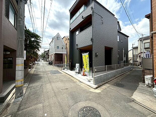 【◆前面道路】前面道路は車両通行も少なく、小さなお子様やご高齢の方々にもご安心いただけます。お車の出し入れもストレスなく出来ます。