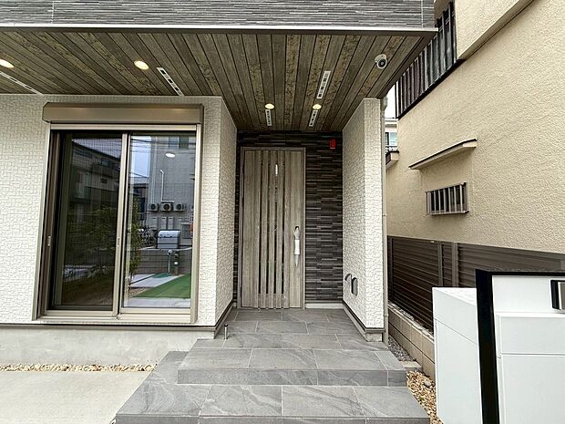 【◆玄関】重厚感のある黒基調の玄関になっております。屋根がある為雨の日でも濡れずにご自宅に入っていただくことが可能となっております。