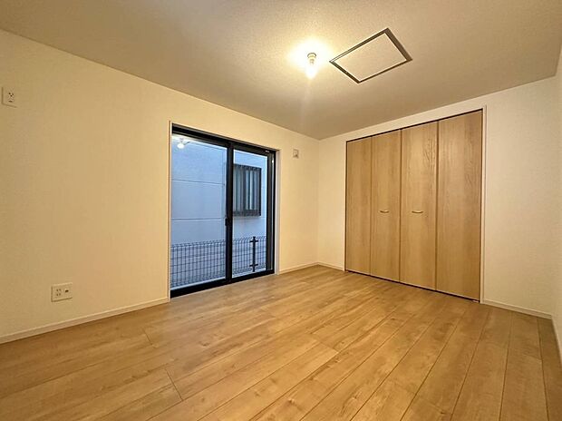 【◆居室】家具の配置がしやすい自由度の高い居室になります。あたたかな光がたっぷりと差す充実したプライベート空間でゆっくりとお過ごしいただけるような設計となっております。