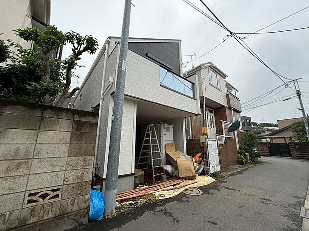 【◆現地】スタイリッシュのデザインの邸宅と整った印象が魅力的な住まいです。落ち着いた街並みに溶け込み、心地よい住環境となっております。