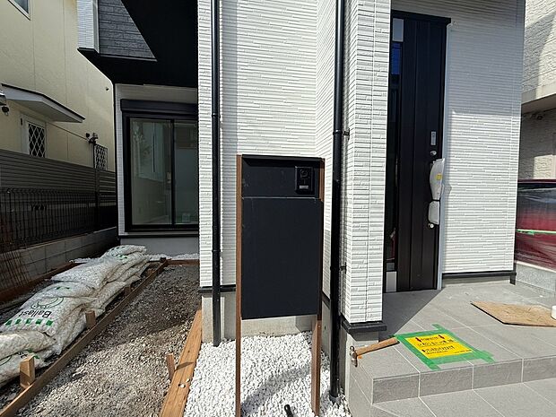 【◆宅配BOX】スタイリッシュな郵便ポストです。住まいの外観に調和するデザインで、使いやすさにも配慮されています。