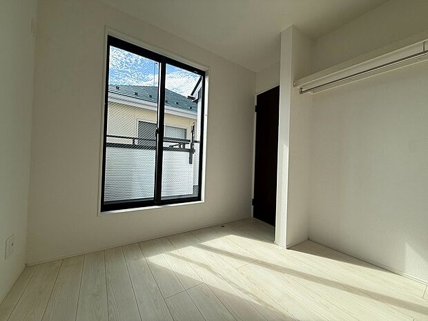 【◆洋室】部屋の奥まで自然光がたっぷりと差し込み、面積以上の開放感と明るさを感じられます。子供部屋や書斎など、様々な用途にお使いいただけます。