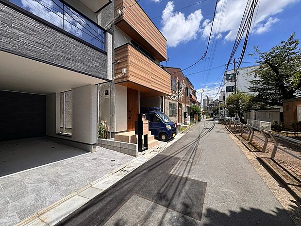 【◆前面道路を含む現地】前面道路は車両通行も少なく、お車の出し入れもスムーズに出来ます。小さなお子様やご高齢の方々にもご安心いただけます。