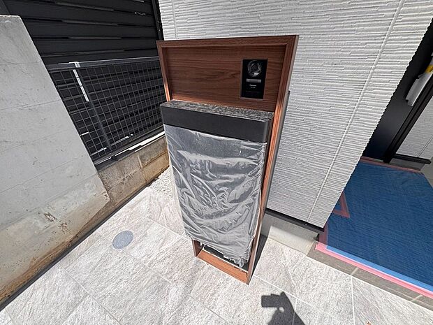 【◆玄関ポスト】留守中の荷物の受渡しがスムーズになる宅配BOX付きです。大切な荷物はダイヤルロックでしっかり保管出来ます。