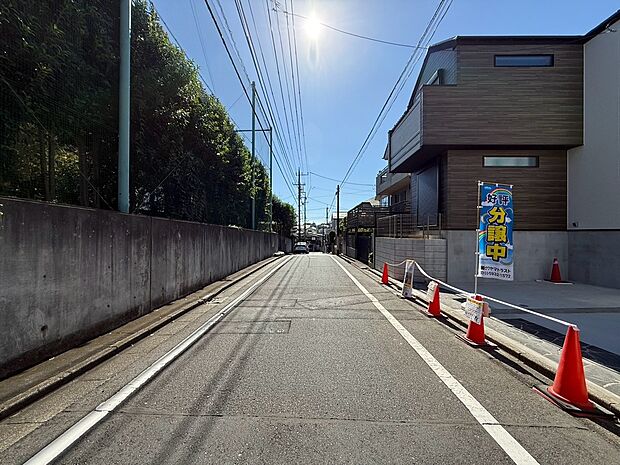 【◆現地】南東向きならではの、朝から明るい光を取り込みやすい住環境が魅力的です。爽やかな陽光に包まれながら、心地よく快適な毎日をお過ごしいただけます。