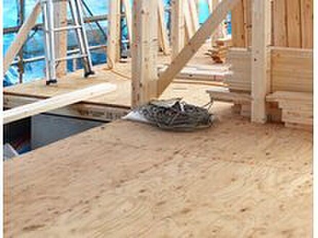 【剛床工法】構造用合板を直接、梁に留めることで、床・梁・柱を一体化させます。
建物の水平剛性を飛躍的に高め、横揺れやねじれを抑えます。