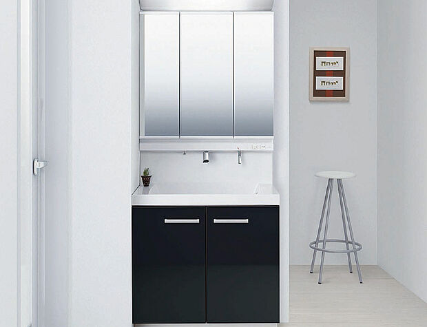 【LIXIL MV 洗面化粧台】キレイアップカウンターとキレイアップ水栓で、さらに使いやすくなりました。
収納力があって定評の「三面鏡収納」仕様のご提案。
ミラーキャビネットには『くもり止めコート』を施工。