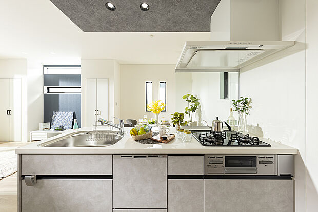 【モデルハウス】「キッチンから暮らしを楽しむ」をテーマに、デザインも機能も充実。料理も洗い物も広々出来るシンク。お掃除を楽にしたコンロ。一人ひとりのこだわりに応えてくれるキッチンです。