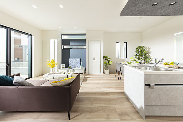 【モデルハウス】リビングを含む1階フロアには、標準設備で『ダウンライト』が設置済です。
シーリングライトのご用意が必要なく、スッキリとした空間を演出しております♪