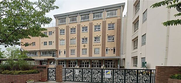 川口市本町小学校(約540m)