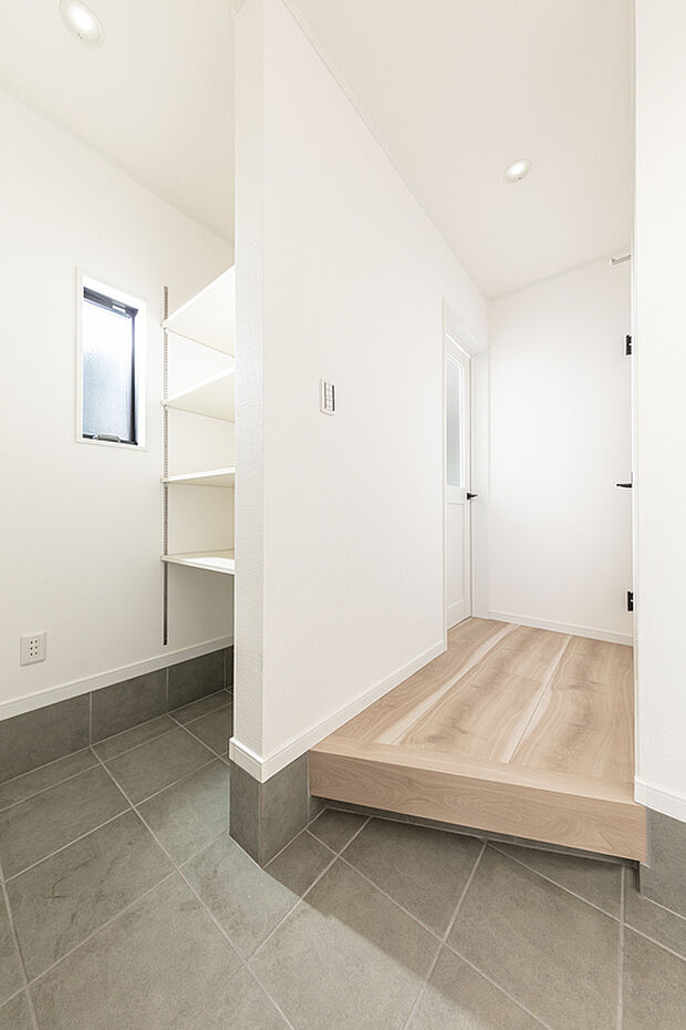 【モデルハウス】高さが自由に変更できるシューズクローゼット！ベビーカー、アウトドア用品等収納にも◎コンセントも設けており電動自転車の充電も可能です！