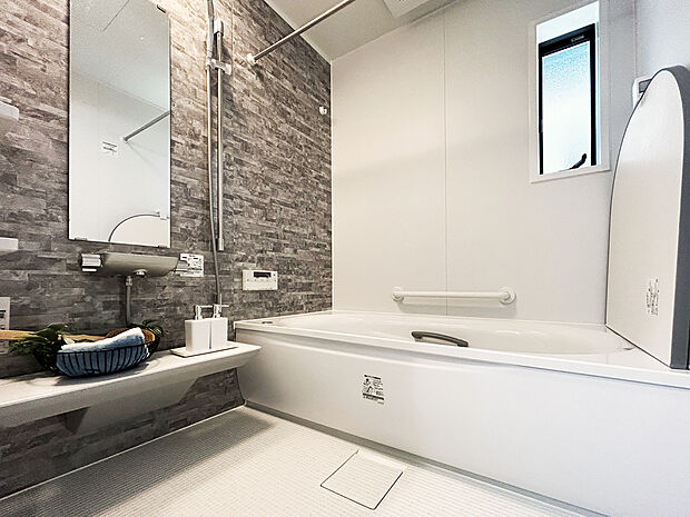 【TOTO　サザナ　ユニットバス】お風呂に入ると、一日の疲れもどこかへ消える。体だけでなく、心まで洗い流してくれる大切な時間。だからサザナは気持ちよさにとことんこだわりました。
浴槽やシャワー、お掃除まで、考え抜いた多彩な機能が、これまでにない「しあわせ」と「ゆとり」を生み出します。