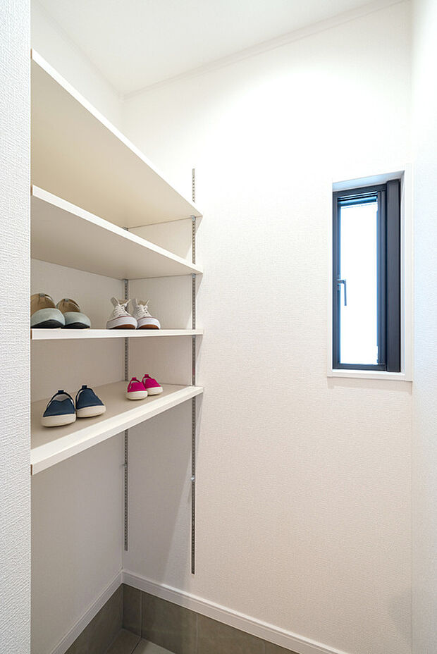 【シューズクローゼット】十分すぎる程のシューズクローゼット♪
高さ調節ができるため、ベビーカーやアウトドアグッズなども収納できます♪
ご家族の趣味のものを置いても◎