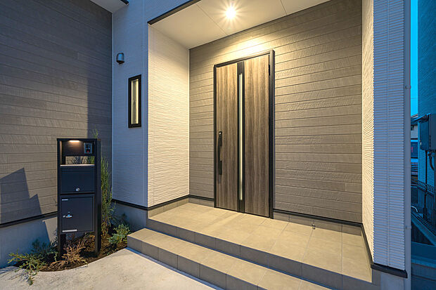 【玄関センサーライト】玄関内外には【人感センサー】が設置されています♪人の動きを感知してON・OFFが切り替わるので、スイッチを付けるわずらわしさもナシ♪節電効果も◎