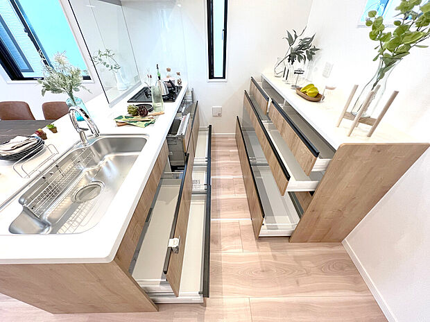 【キッチン収納】標準設備として収納力豊富なカップボードを設置済♪
キッチンと同じLIXILのものを採用し、色合いも合わせてお洒落なキッチンスペースを演出♪