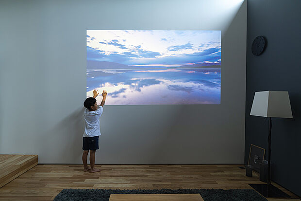 【リビング】リビングにテレビがなくても不便は感じない。部屋は広く使えるし、家族で過ごす時間も会話も増えた。最近はみんなでホームプロジェクターに夢中！