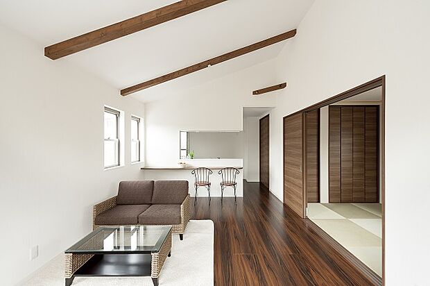 【2階LDK 参考施工例】勾配天井にすると空間を広く見せる事が出来ます