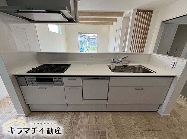 【キッチン】対面式でシステムキッチンとなっております！食器洗浄乾燥機付きで家事の助けにもなりますね！