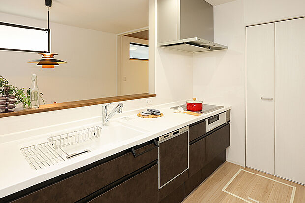 【【キッチン同仕様】】お手入れ簡単、収納力、使いやすさにこだわったシステムキッチンです。キッチンでの作業が楽しくなる嬉しい設備を標準装備しています。