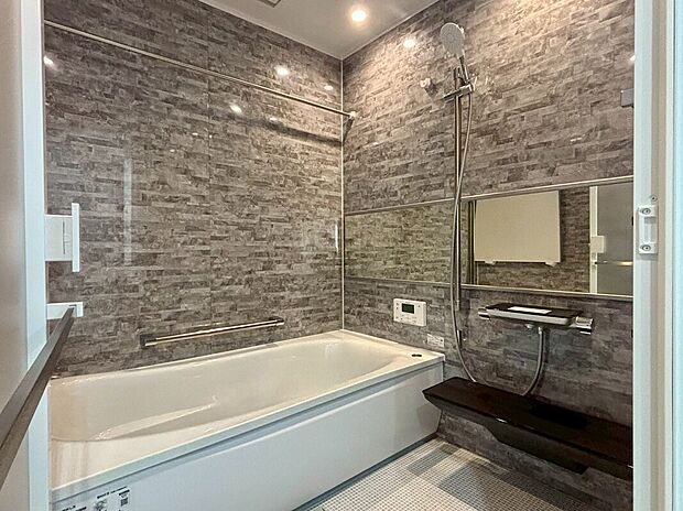 【【E棟 浴室】】1坪タイプのバスルーム。ゆったり足が伸ばせるので、毎日の疲れを癒すバスタイムを実現。ご家族一緒に入れます。浴室暖房乾燥機付きで浴室内干しも可能!