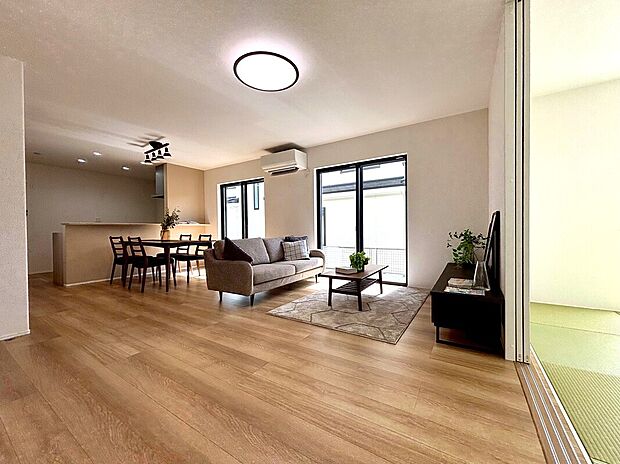 【【F棟　LDK】】ご家族みんなで長い時間を過ごすリビングは一番居心地の良い場所であって欲しい空間です。開放感のある広々リビングに光と風を呼び込みます。収納も多く快適な住空間を実現します。