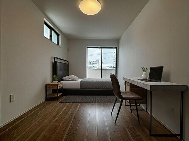 【【B棟 洋室A】】充分な広さと収納機能を備えた部屋はお子様の自発性と成長を促します。お子様の成長を支える、勉強や好きなことに没頭する学びの空間にいかがでしょうか。