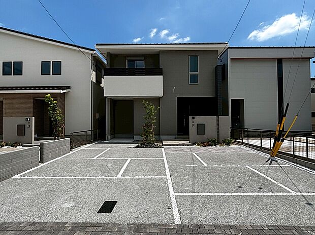 【【D棟 外観】】流行に左右されず、将来にわたって価値が継続する凛とした佇まい。おしゃれな雰囲気や自然の潤い、親しみやすさといった暮らしを豊かにしてくれる住空間です。