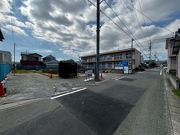 【【前面道路含む現地写真】】ご家族と一緒に楽しくショッピングを楽しめる住環境に立地!子育て用品の品揃えも豊富なイオン 豊川開運通店まで車約3分(約1800m)の距離です。