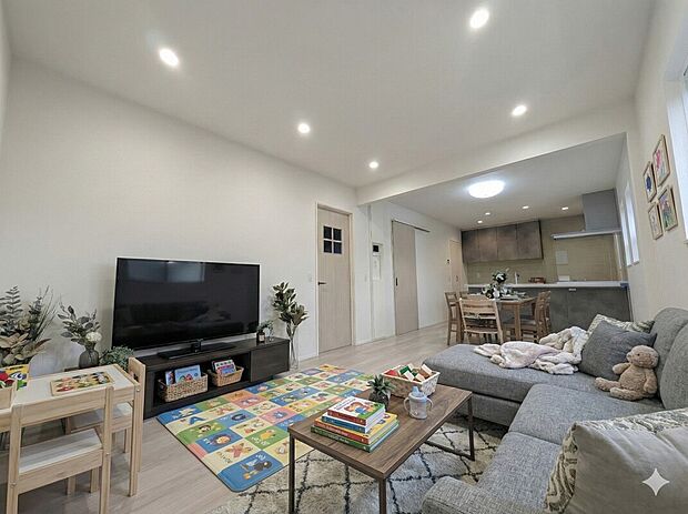 【区画8-4リビングダイニングキッチン】※家具家電などはCG加工を施しております。