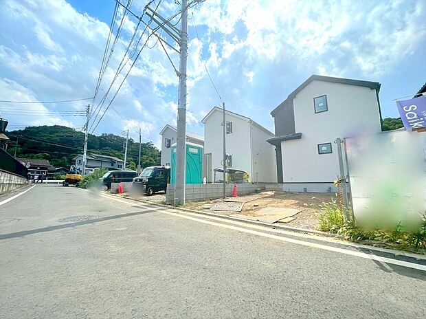 【現地写真】豊かな緑が雑音を消してくれるよう。眺めて景色よく、住んで静かな環境