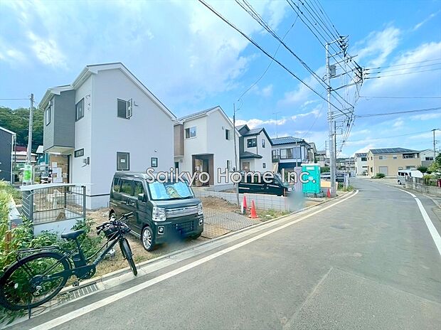 【前面道路】前面道路は5メートル。駐車が苦手な方にも嬉しい住まいです。