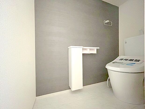 【【温水洗浄便座】】メーカーによってはウォシュレット・シャワートイレともいいますね♪魅力は清潔な状態をキープする事が出来、冬になると便座が冷たいなんて思いもしなくてすみます!!